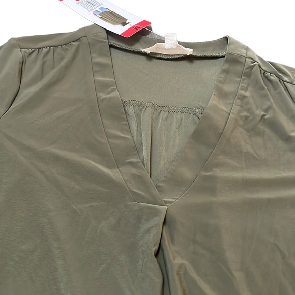 Two By Vince Camuto - Women’s V-Neck Long Sleeve Top - Picture 2 of 7